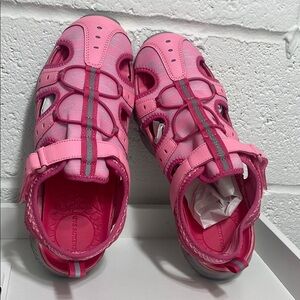 Sporty Pink Sandals with Adjustable Straps and Closed Toe